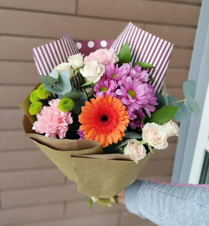 Букет цветов из: Розы, Хризантемы, Гвоздики и Герберы в Двубратском