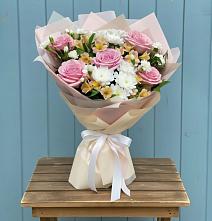 Букет цветов из:  Гвоздики, Орхидеи и Розы в Двубратском