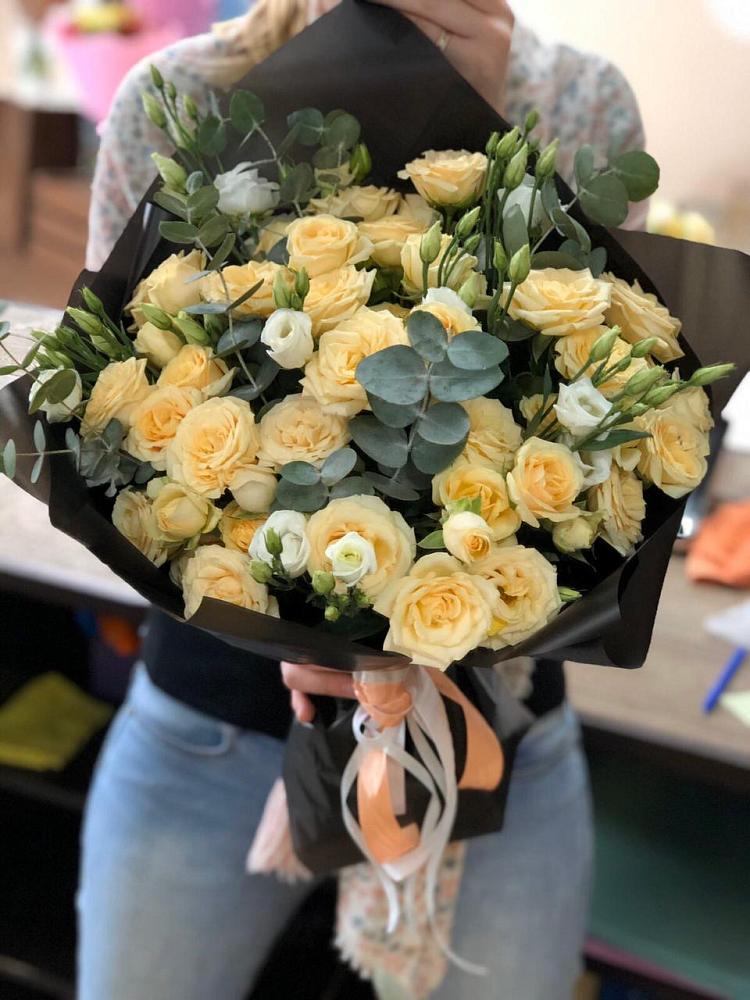 Букет цветов из: Розы и Лизиантусы в Двубратском