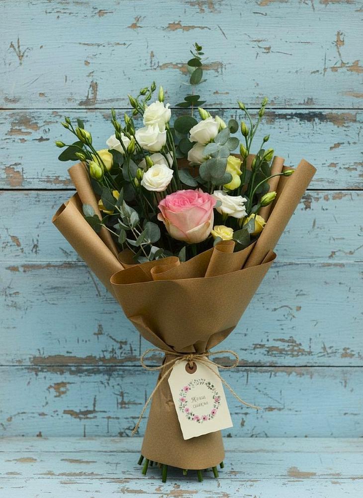 Букет цветов из: Розы и Лизиантусы в Двубратском