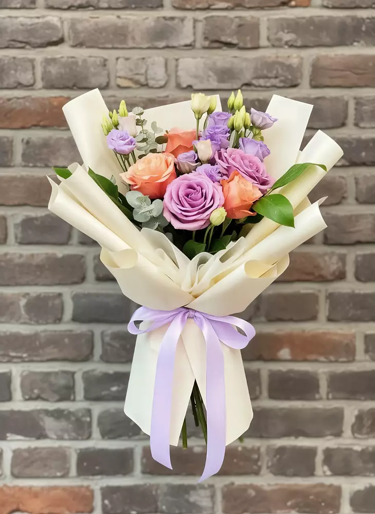 Букет цветов из: Лизиантусы и Розы в Двубратском