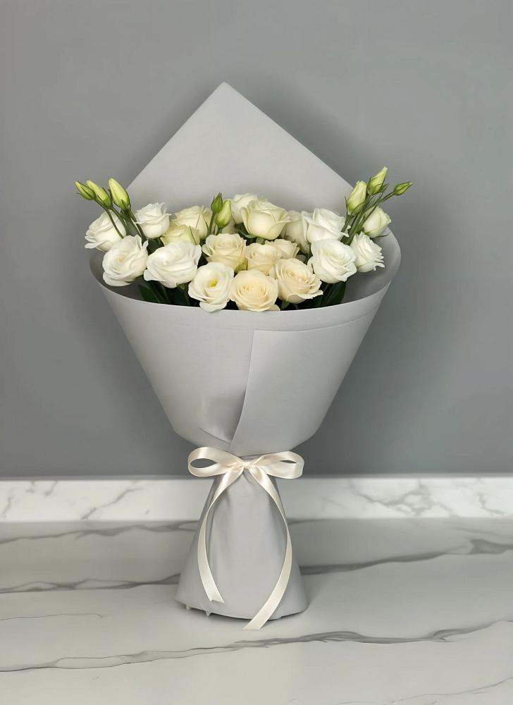 Букет цветов из: Розы и Лизиантусы в Двубратском