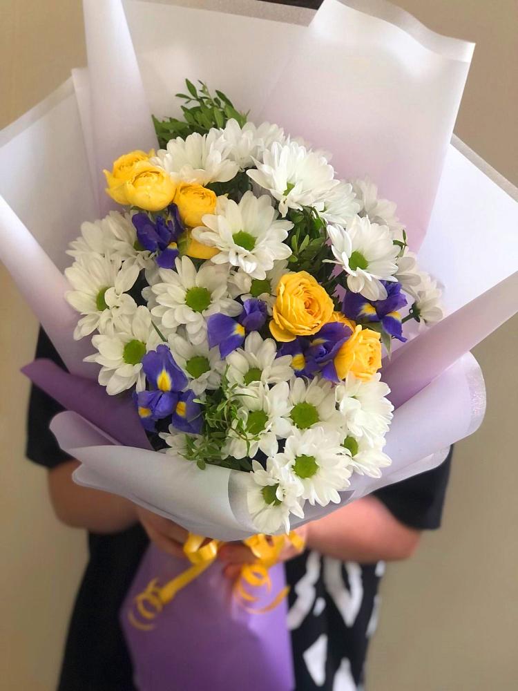 Букет цветов из: Ирисы, Хризантемы и Розы в Двубратском