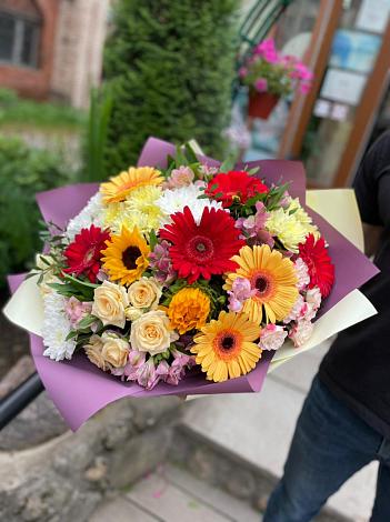 Букет цветов из: Герберы, Ромашки, Хризантемы, Розы и Подсолнухи в Двубратском