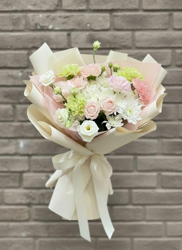 Букет цветов из: Гвоздики, Розы, Лизиантусы и Хризантемы в Двубратском