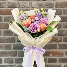 Букет цветов из:  Лизиантусы и Розы в Двубратском