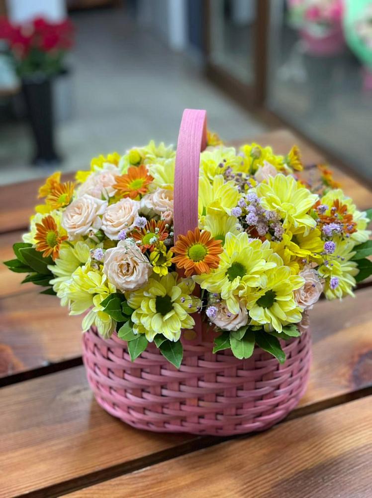 Цветочная композиция из Хризантемы и Розы в корзине в Двубратском