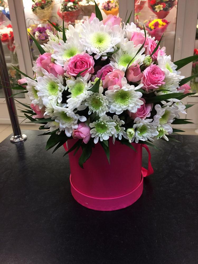 Цветочная композиция из Розы и Хризантемы в шляпной коробке в Двубратском