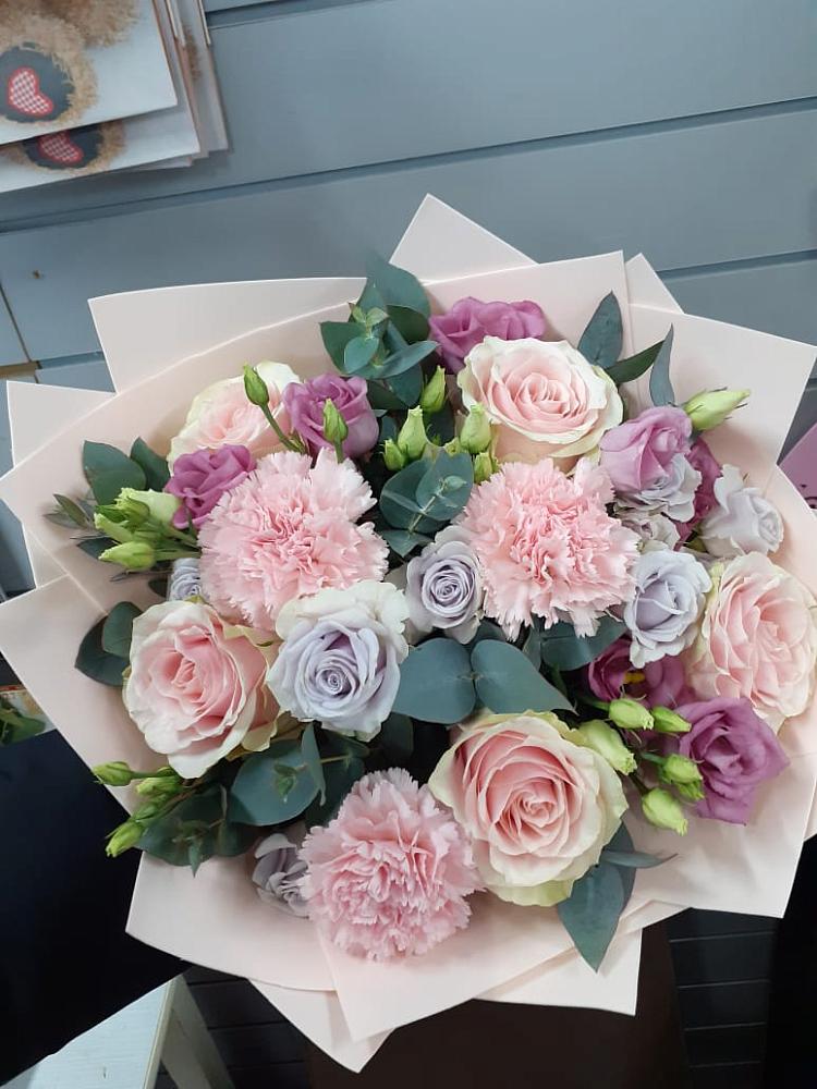 Букет цветов из: Розы, Гвоздики и Лизиантусы в Двубратском