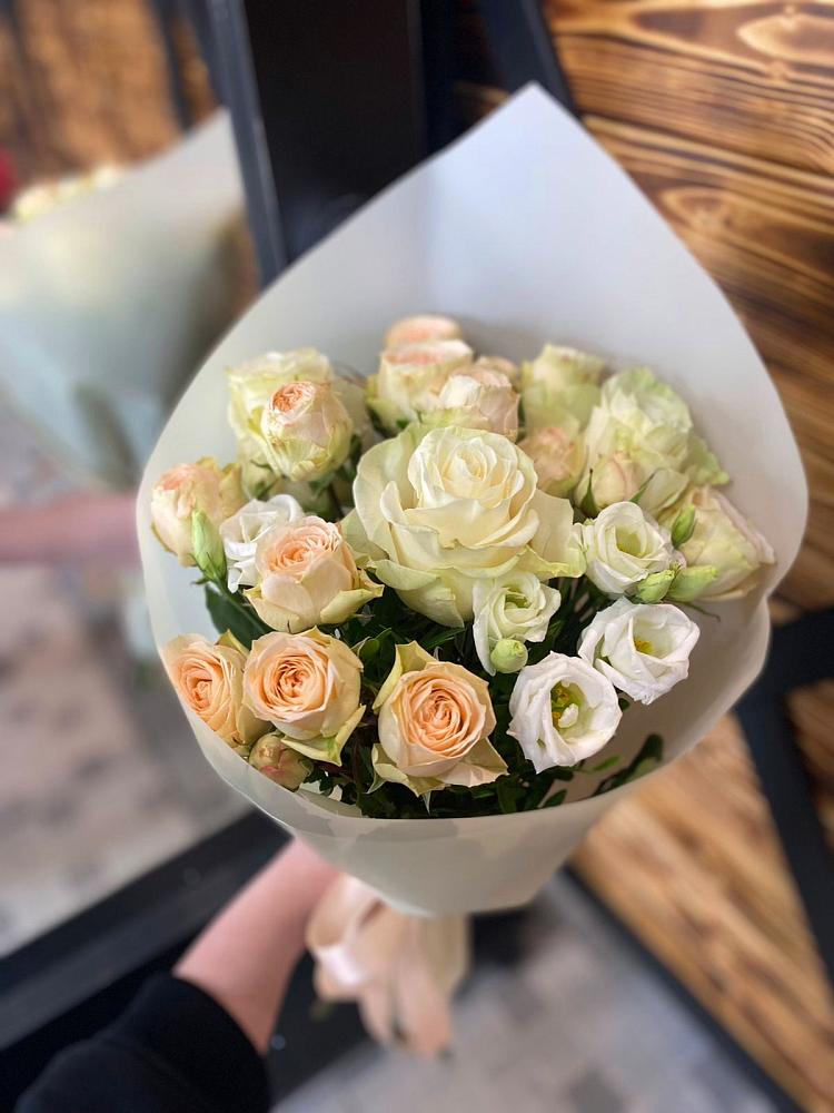 Букет цветов из: Розы и Лизиантусы в Двубратском